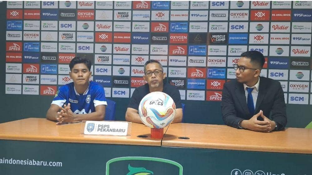 Pelatih PSPS Pekanbaru Aji Santoso saat memberikan keterangan usai pertandingan (IDN Times/ Fanny Rizano)