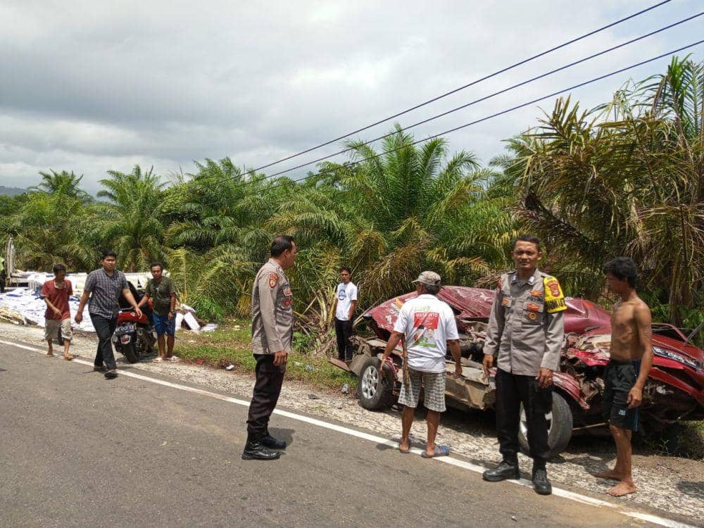 Potret kendaraan terlibat kecelakaan di Jalan Lintas Barat Pekon Lemong, Kecamatan Lemong, Pesisir Barat, Sabtu (14/9/2024). (Dok. Polres Pesibar).