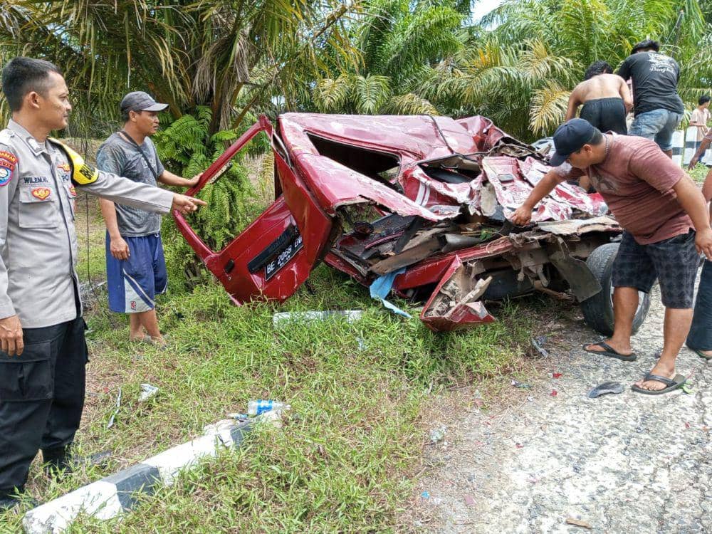 Truk Fuso Timpa Mobil Pikap di Pesisir Barat, 2 Korban Meninggal