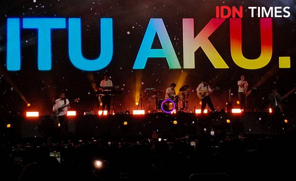 Konser Tunggu Aku Sheila On 7 di Lanud Soewondo, Sabtu (14/9/2024) (IDN Times/Arifin Al Alamudi)