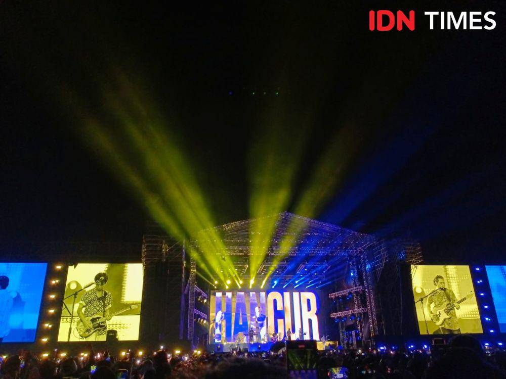 Konser Tunggu Aku Sheila On 7 di Lanud Soewondo, Sabtu (14/9/2024) (IDN Times/Arifin Al Alamudi)