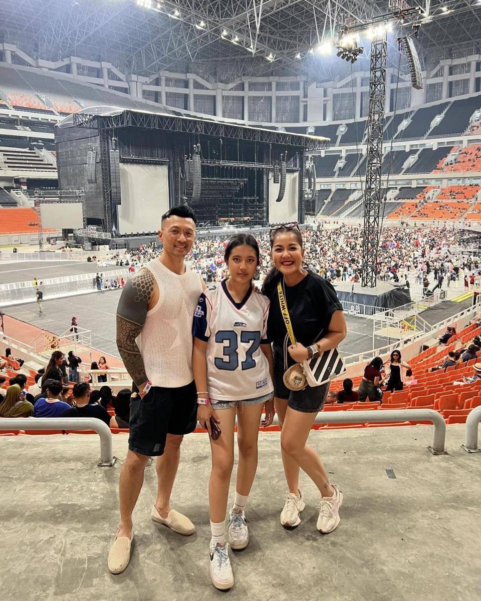 gaya artis yang nonton konser Bruno Mars (instagram.com/ivybatuta)