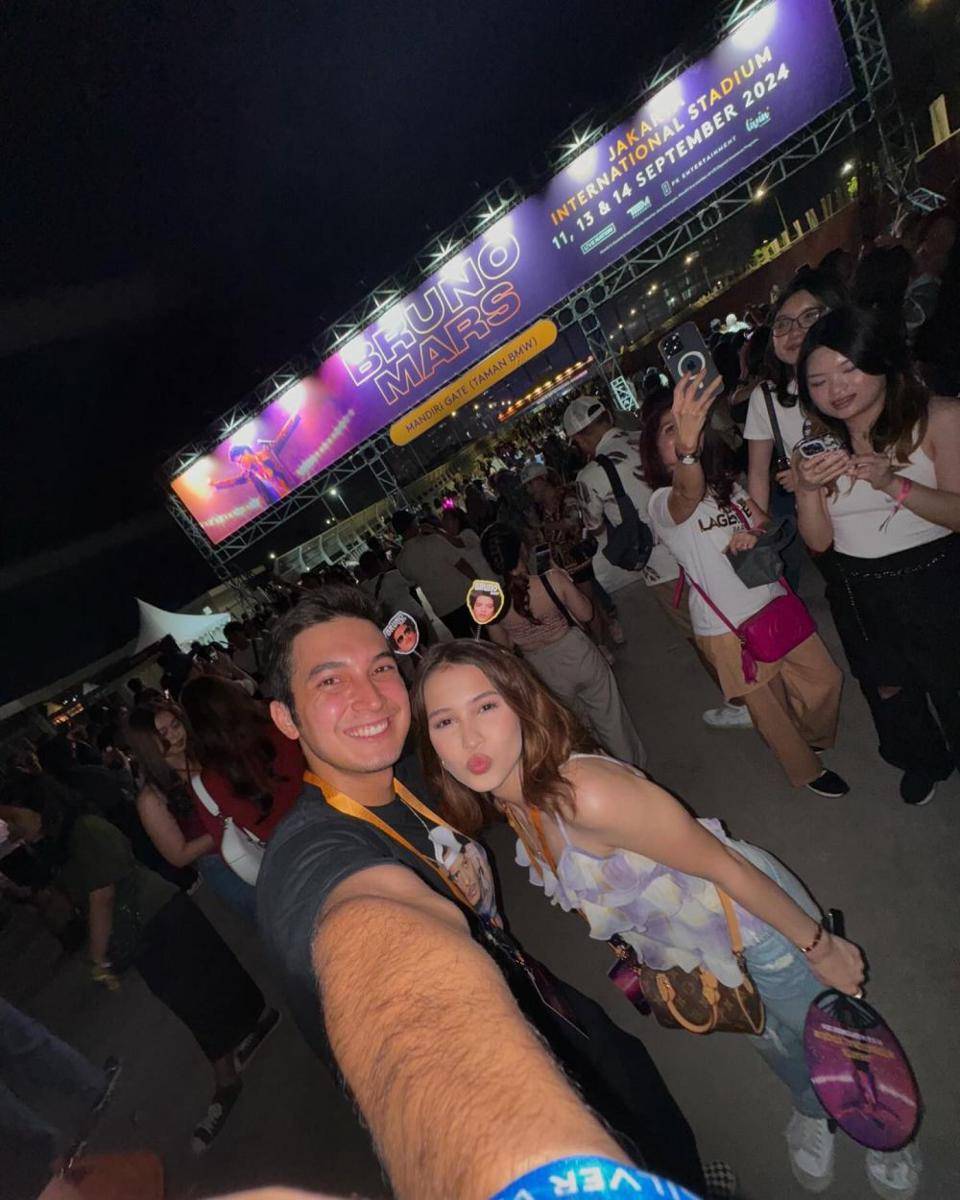 gaya artis nonton konser Bruno Mars (instagram.com/juniorrobertss)