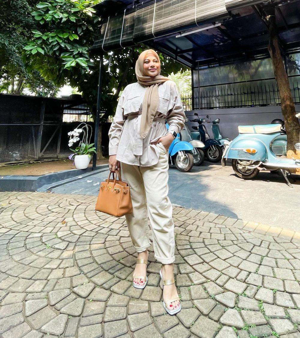 ide styling OOTD hijab ke kantor ala Aurel Hermansyah (instagram.com/aurelie.hermansyah)