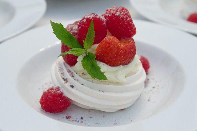 ilustrasi pavlova mini dengan buah segar (pixabay.com/charlottem)