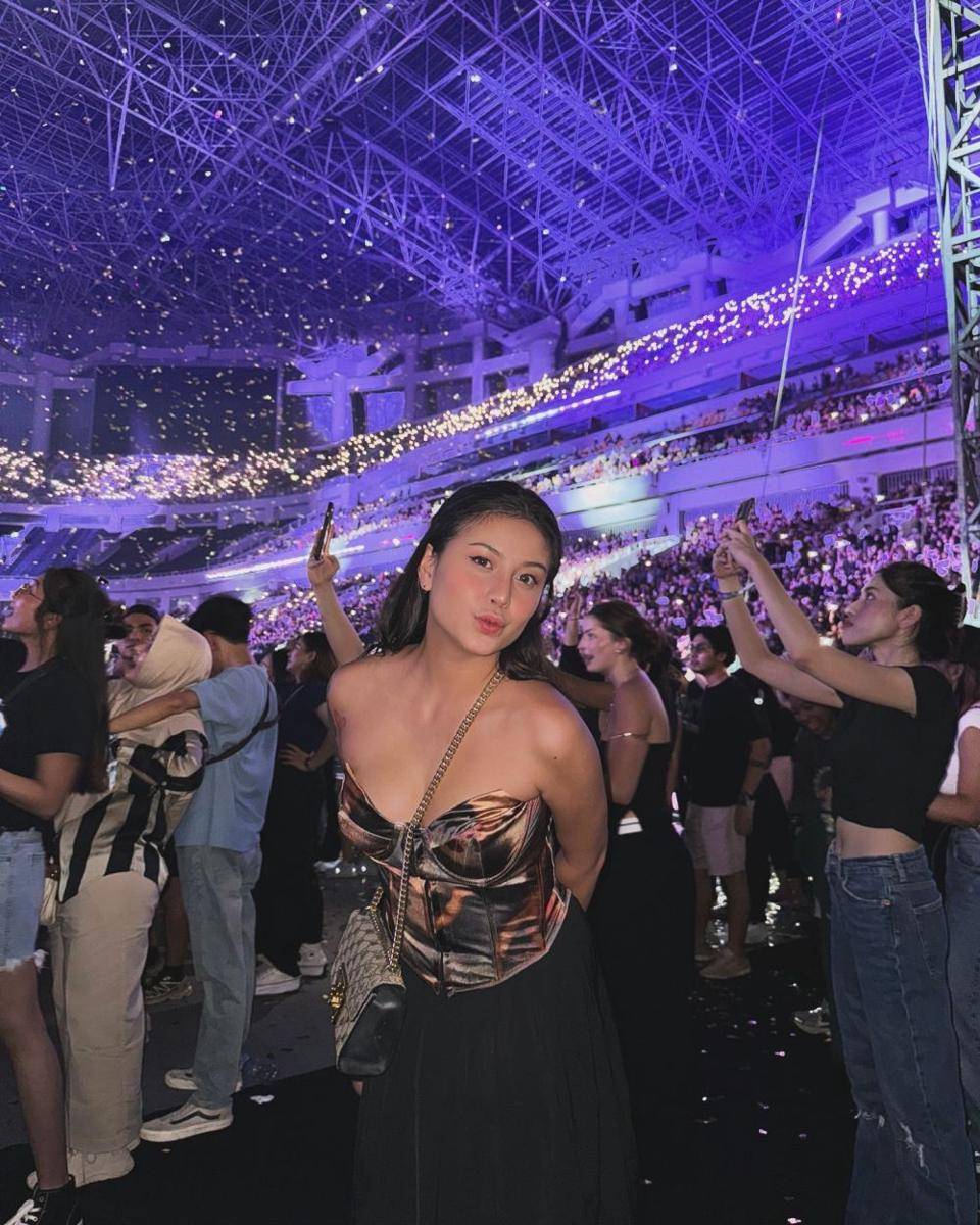 gaya artis yang nonton konser Bruno Mars (instagram.com/narinkovilda)
