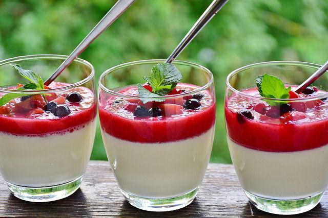 ilustrasi panna cotta dengan saus berry (pixabay.com/RitaE)