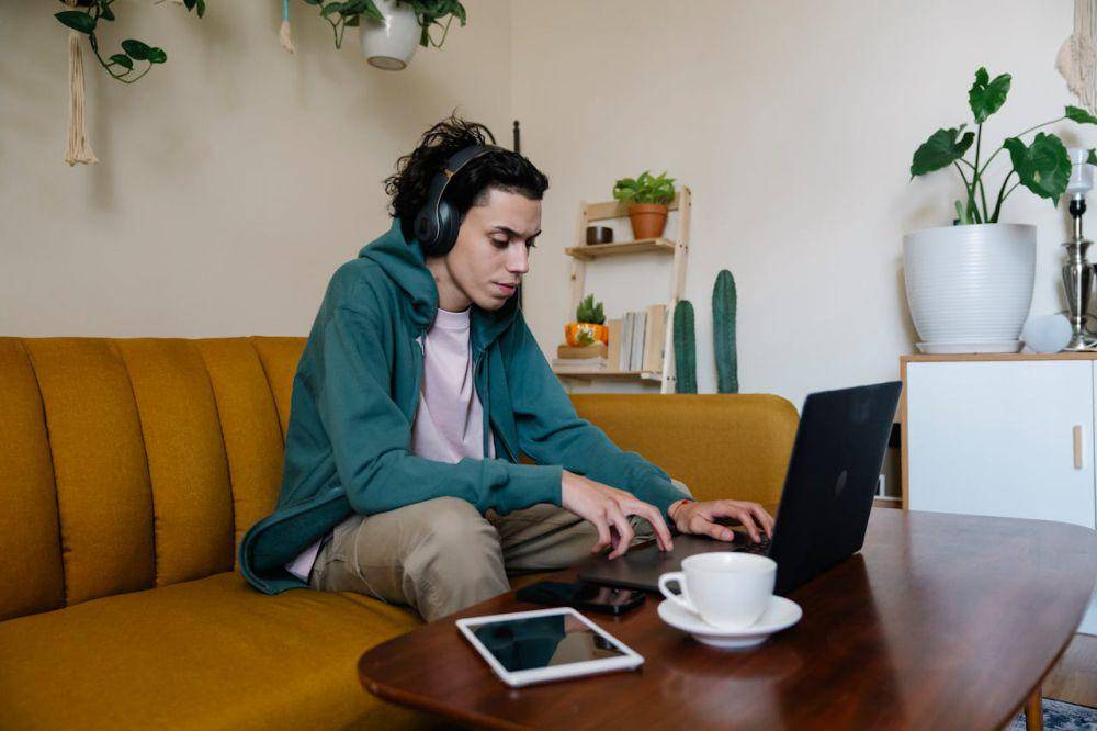 ilustrasi seorang ed tech specialist (pexels.com/Eren Li)