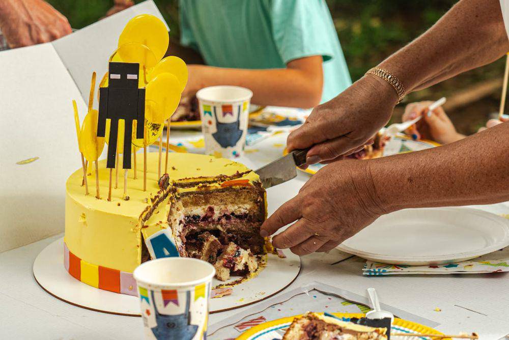 ilustrasi potong kue (pexels.com/Oleksandr P)