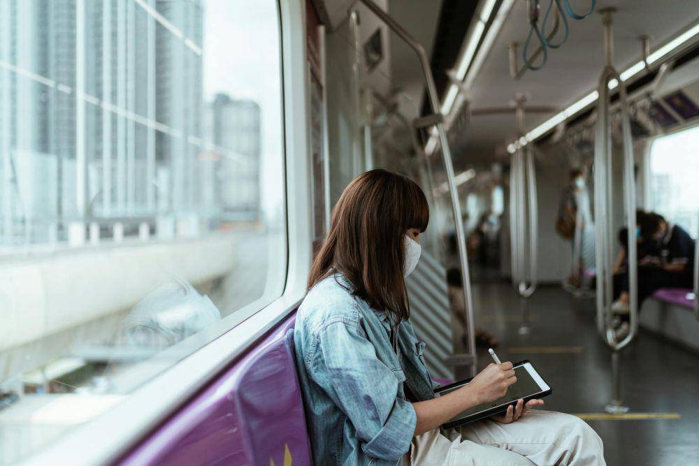 ilustrasi menggunakan transportasi umum (pexels.com/Ketut Subiyanto)