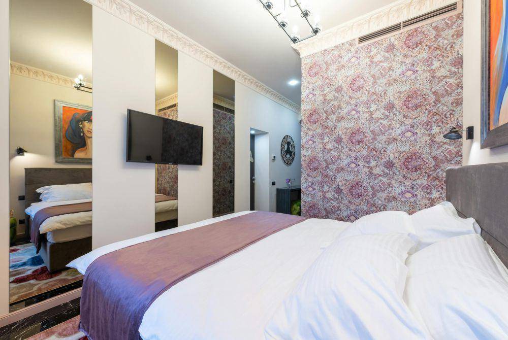 inspirasi kamar tidur dengan warna nuansa ungu (pexels.com/Max Vakhtbovycn)