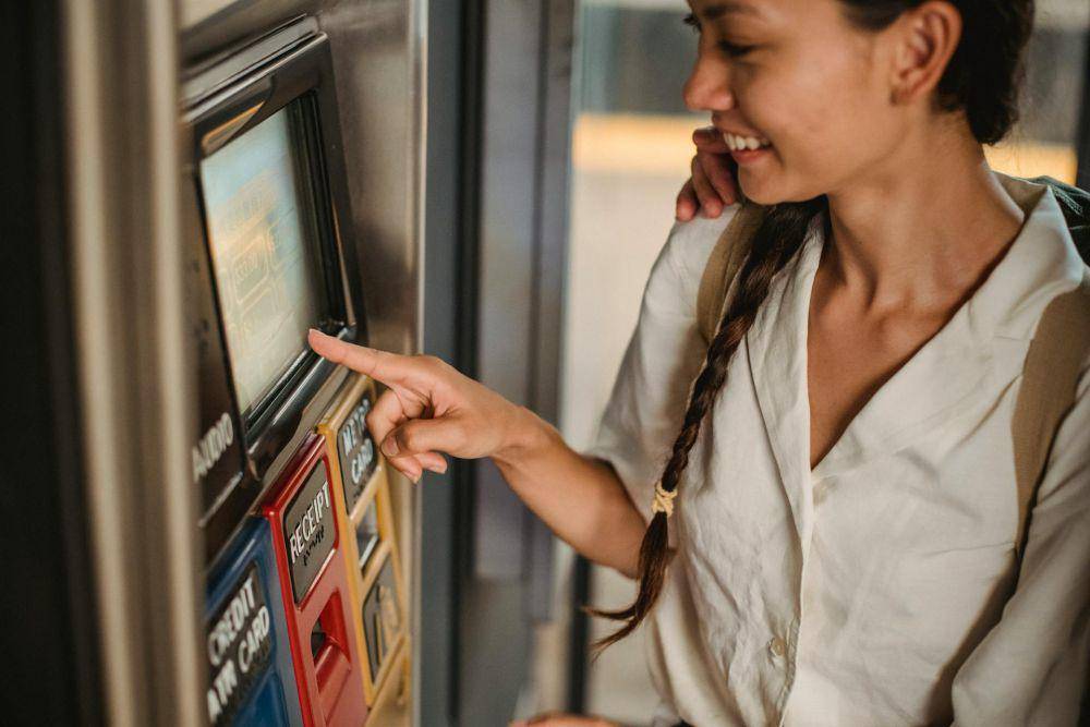 ilustrasi mesin tiket elektronik (pexels.com/Samson Katt)
