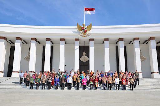 Momen menarik terekam saat Menteri Pertahanan Prabowo Subianto usai menghadiri sidang kabinet paripurna terakhir di Istana Garuda, Ibu Kota Negara (IKN) Nusantara, Kalimantan Timur, Jumat (13/09/2024). (Dok. Tim Komunikasi Prabowo)