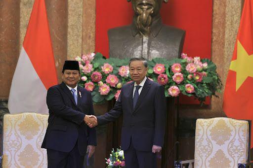Seusai berkegiatan di IKN, Menteri Pertahanan RI Prabowo Subianto langsung melanjutkan perjalanannya menuju Hanoi, Vietnam untuk bertemu dengan Presiden Vietnam H.E. Tô Lâm, Jumat (13/9/2024). (Dok. Tim Komunikasi Prabowo)