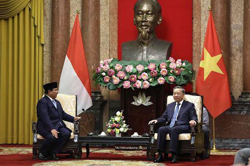 Seusai berkegiatan di IKN, Menteri Pertahanan RI Prabowo Subianto langsung melanjutkan perjalanannya menuju Hanoi, Vietnam untuk bertemu dengan Presiden Vietnam H.E. Tô Lâm, Jumat (13/9/2024). (Dok. Tim Komunikasi Prabowo)