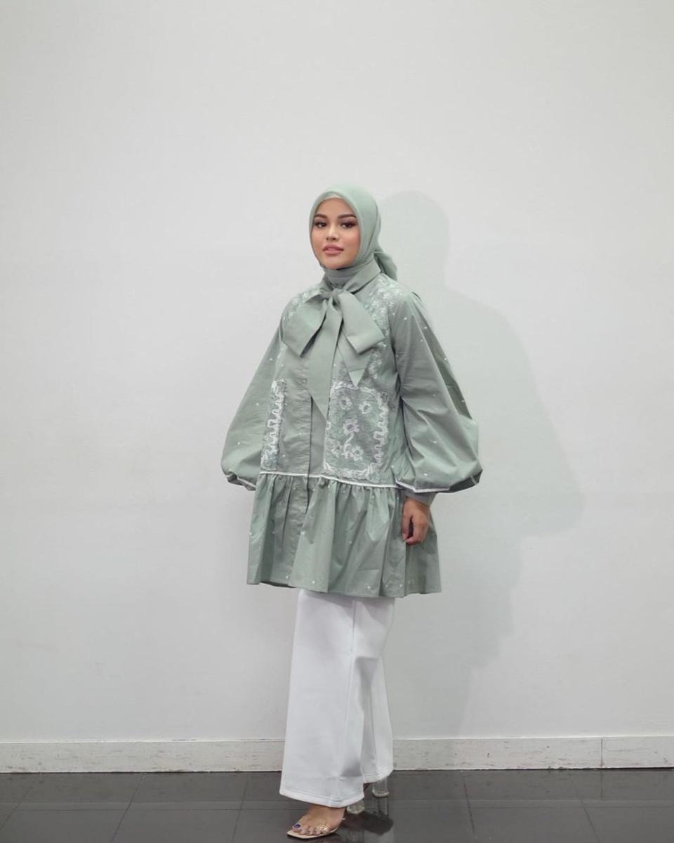ide styling OOTD hijab ke kantor ala Aurel Hermansyah (instagram.com/aurelie.hermansyah)