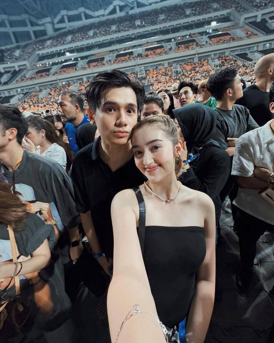 gaya artis yang nonton konser Bruno Mars (instagram.com/rantymaria)