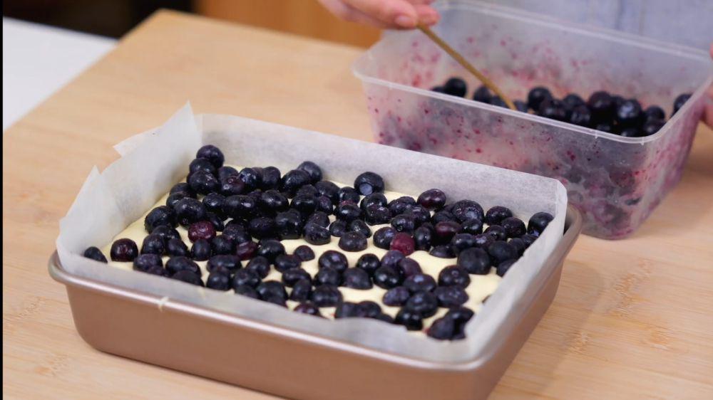 ilustrasi proses menaburkan blueberry (youtube.com/Luvita Ho)