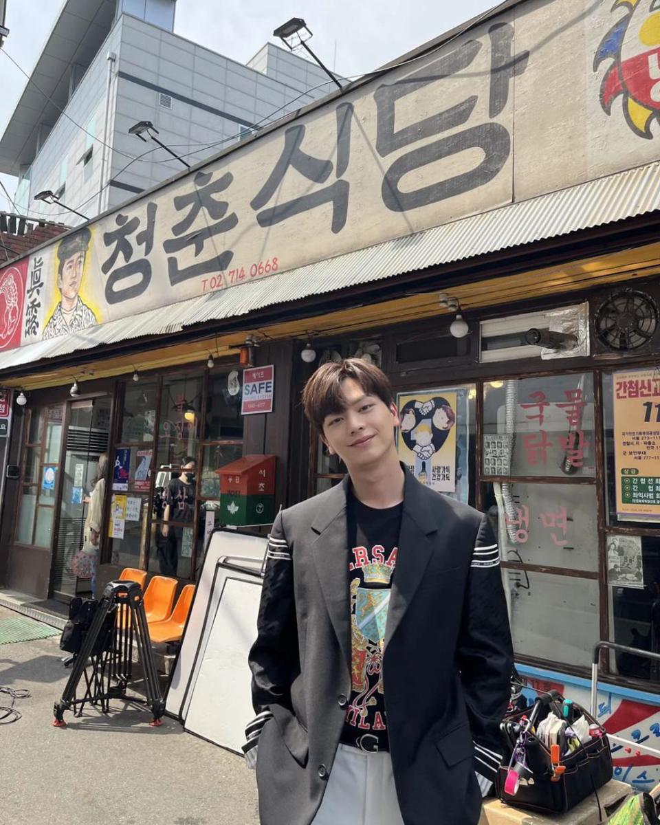 day out outfit ala Sungjae BTOB (instagram.com/@yook_can_do_it)
