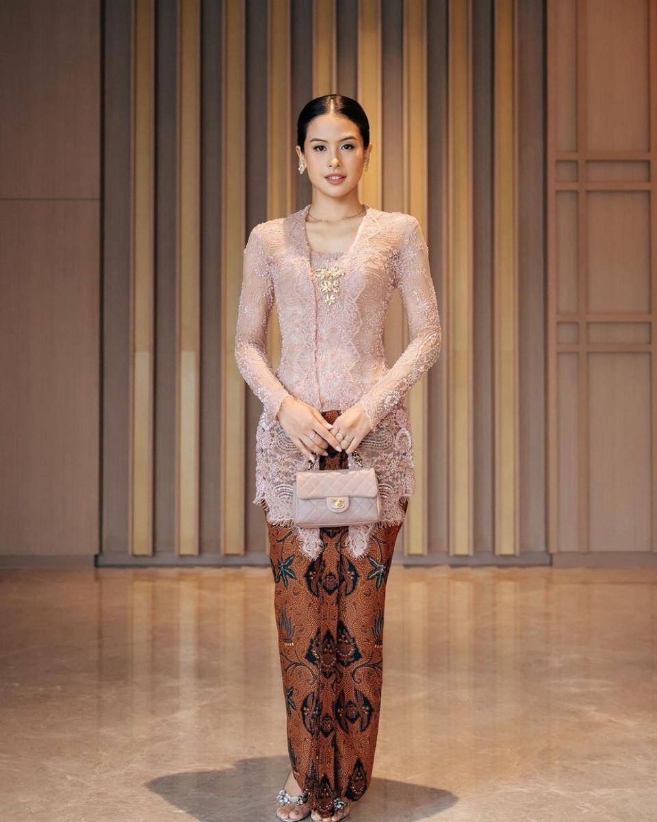 Kebaya Brokat Modifikasi Tema Soft Pink. (instagram.com/maudyayunda)
