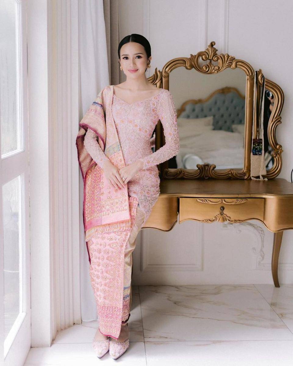Kebaya Brokat Modifikasi Tema Soft Pink. (instagram.com/studioboh)