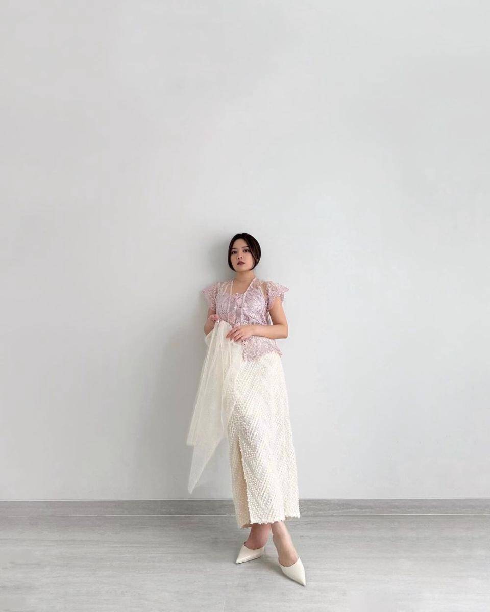 Kebaya Brokat Modifikasi Tema Soft Pink. (instagram.com/aileenad)
