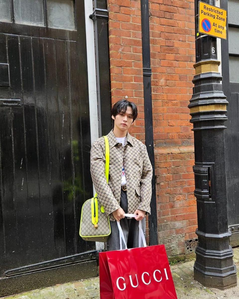 OOTD nuansa earth tone ala Lee Know Stray Kids (instagram.com/t.leeknowsaurus)