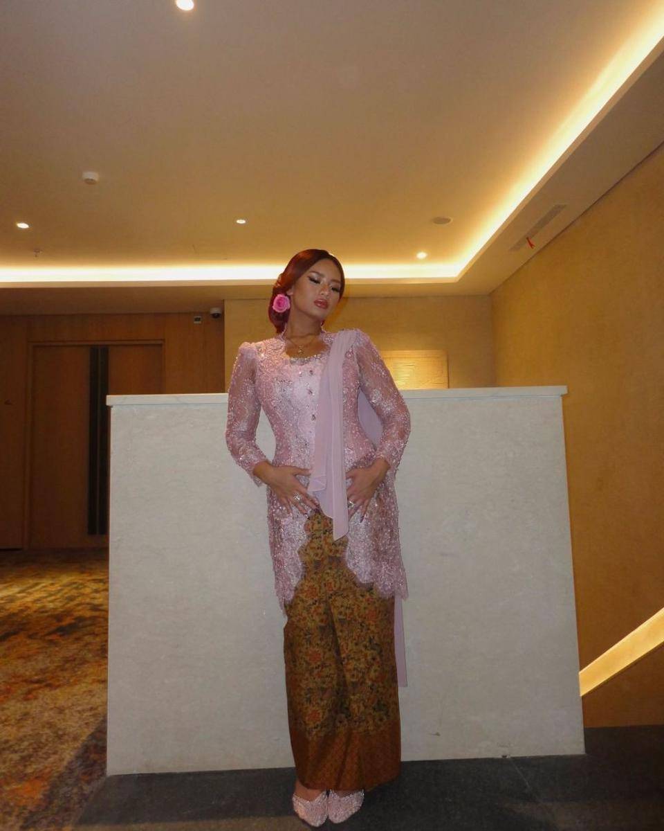 Kebaya Brokat Modifikasi Tema Soft Pink. (instagram.com/zahwamassaid)