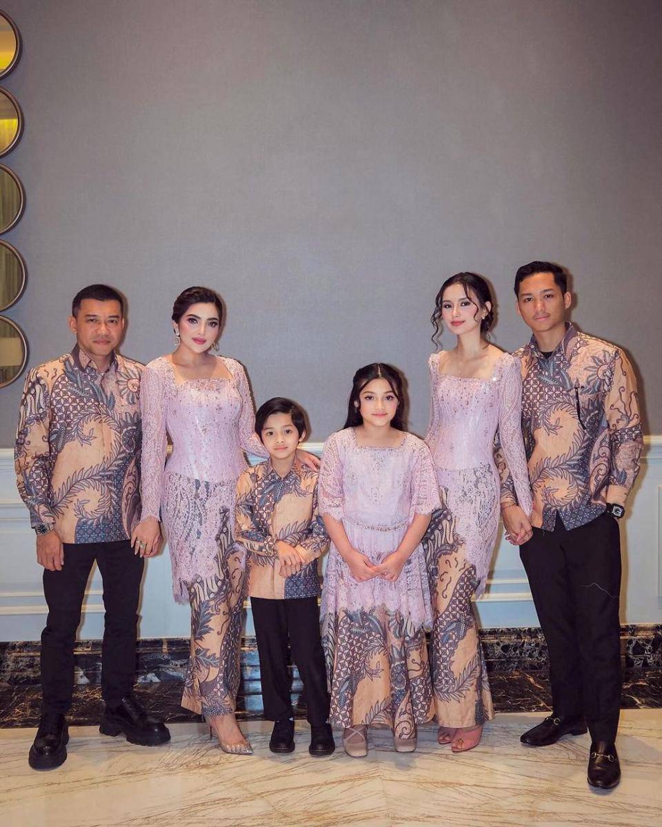 Kebaya Brokat Modifikasi Tema Soft Pink. (instagram.com/ashanty_ash)