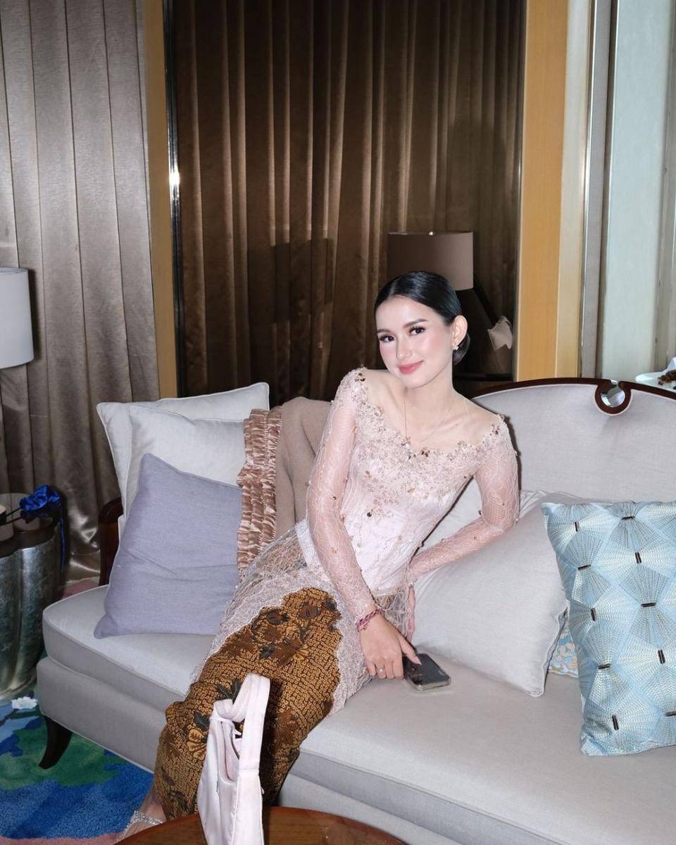 Kebaya Brokat Modifikasi Tema Soft Pink. (instagram.com/ssarah_menzel)