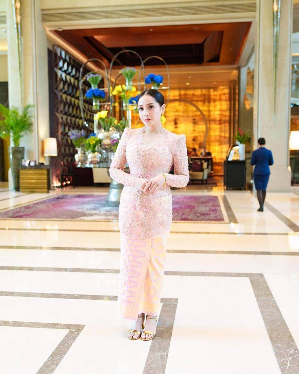 Kebaya Brokat Modifikasi Tema Soft Pink. (instagram.com/raffinagita1717)