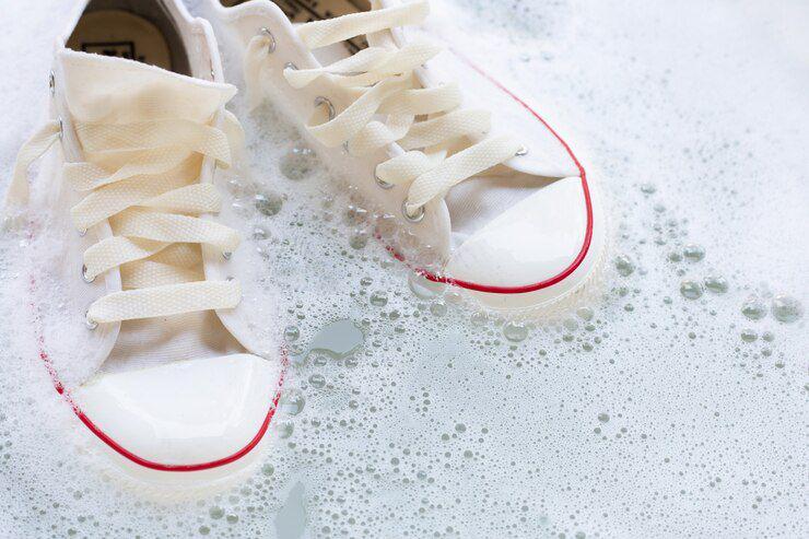 Ilustrasi cuci sepatu (freepik.com/bowonpat)