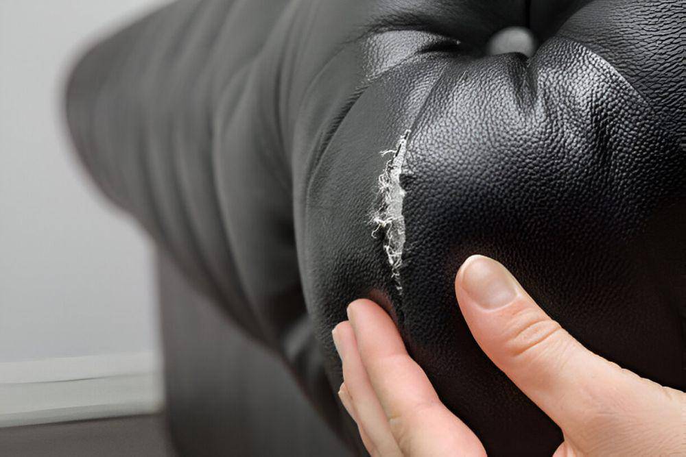 Ilustrasi sofa rusak. (istockphoto/FotoDuets)