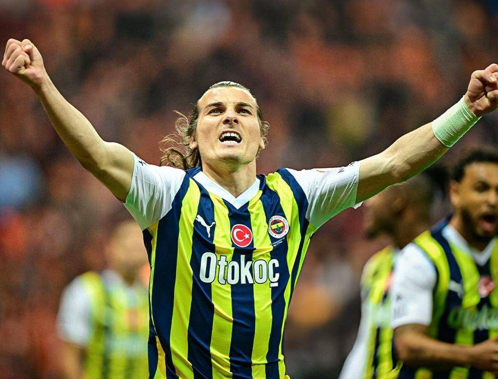 Çağlar Soyuncu saat membela Fenerbahce. (instagram.com/syncaglar)