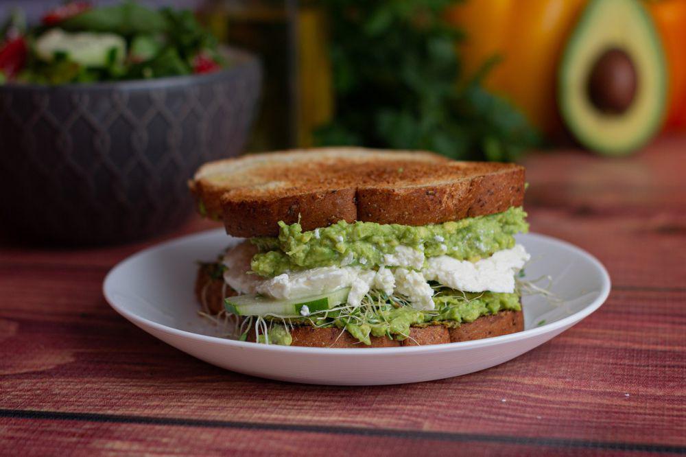 Resep Toast Alpukat dan Ayam Suwir yang Bisa Bikin Kamu Ketagihan