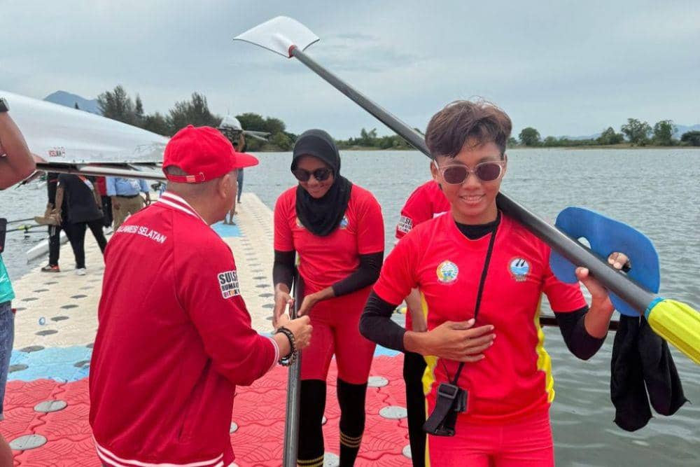 Atlet dayung Sulsel yakni Nurtang (tengah) dan Andi Reski Rahmawati (kanan) saat bersalaman dengan Kadispora Sulsel Suherman (kiri) selepas laga final cabor dayung putri nomor double sculls (W2X) yang berlangsung di Waduk Keuliling Indrapuri, Aceh Besar, Jumat 13 September 2024. (Dok. Humas Pemprov Sulsel)