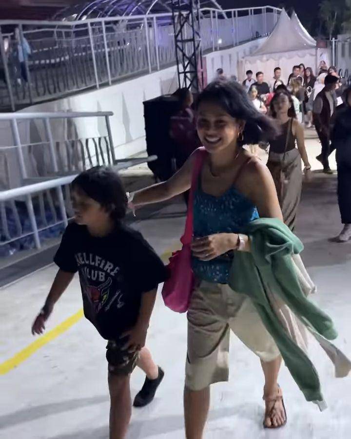 gaya artis yang nonton konser Bruno Mars (instagram.com/andienaisyah)