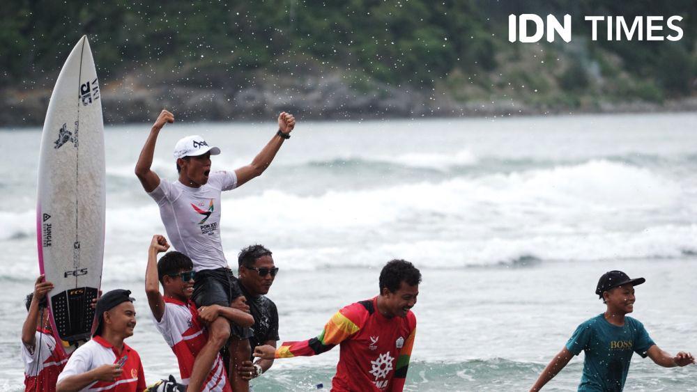 Peselancar Aceh, Dhany Widianto, diangkat para pendukung usai memenangkan nomor aerial Cabor Selancar Ombak PON 2024 Aceh-Sumut. (IDN Times/Muhammad Saifullah)