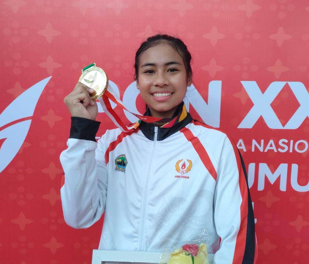 Atlet kontingen Jawa Tengah dari cabor pencak silat, Ni Gusti Ayu Rosia Pratiwi menyumbang emas di PON XXI Aceh-Sumut 2024. (dok. KONI Jateng)