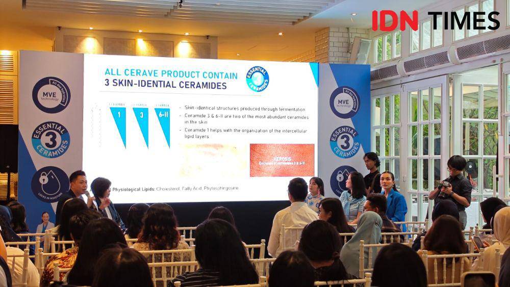 dr. Srie menjelaskan cara penggunaan pelembap di acara CeraVe Skin Chat World Atopic Eczema Day 2024 pada Jumat (13/9/2024) di Wyl's Kitchen, Jakarta Selatan. (IDN Times/Febriyanti Revitasari)