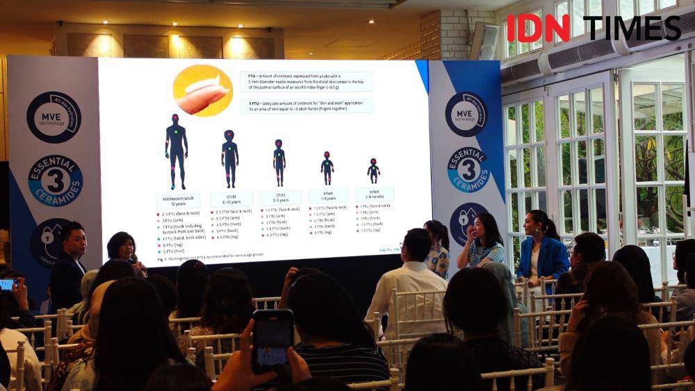 dr. Srie menjelaskan cara penggunaan pelembap di acara CeraVe Skin Chat World Atopic Eczema Day 2024 pada Jumat (13/9/2024) di Wyl's Kitchen, Jakarta Selatan. (IDN Times/Febriyanti Revitasari)