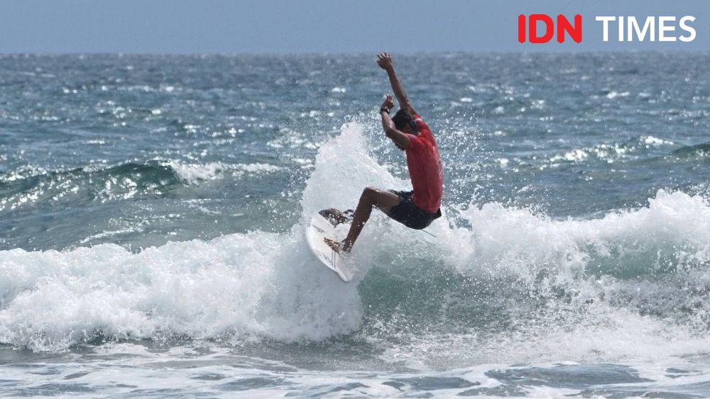 WSL Krui Pro 2025 Dimulai, Junior Surfer Unjuk Aksi Seru
