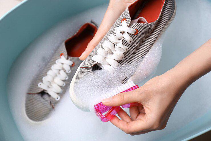 Ilustrasi cuci sepatu (freepik.com/New Africa)