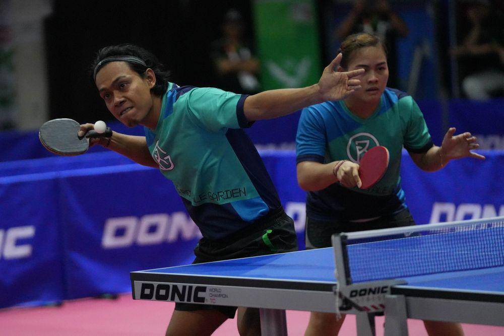 Ganda campuran tenis meja Bali Komang Sugita dan Sisca Pratiwi melakukan servis kearah lawannya ganda campuran Jawa Timur Affan Mauludana Pratama dan Dwi Oktaviani Sugiarto dalam babak final Tenis Meja Ganda Campuran PON XXI Aceh-Sumut di GOR Angsapura Medan, Minggu (15/9/2024). (PB PON Sumut/Tarmizy Harva)