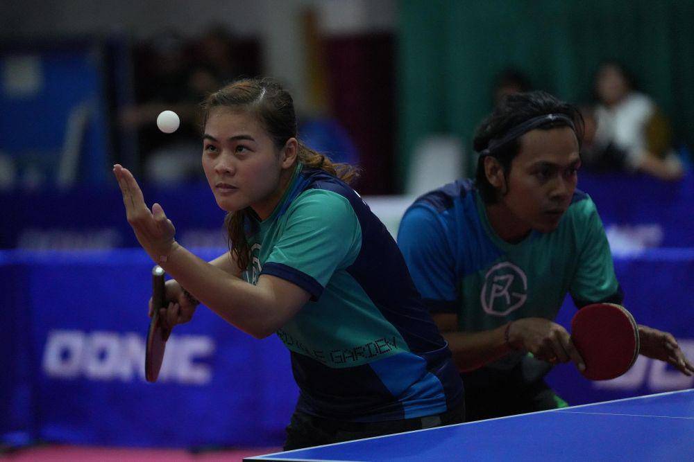 Ganda campuran tenis meja Bali Sisca Pratiwi dan Komang Sugita melakukan servis kearah lawannya ganda campuran Jawa Timur Affan Mauludana Pratama dan Dwi Oktaviani Sugiarto dalam babak final Tenis Meja Ganda Campuran PON XXI Aceh-Sumut di GOR Angsapura Medan, Minggu (15/9/2024). (PB PON Sumut/Tarmizy Harva)