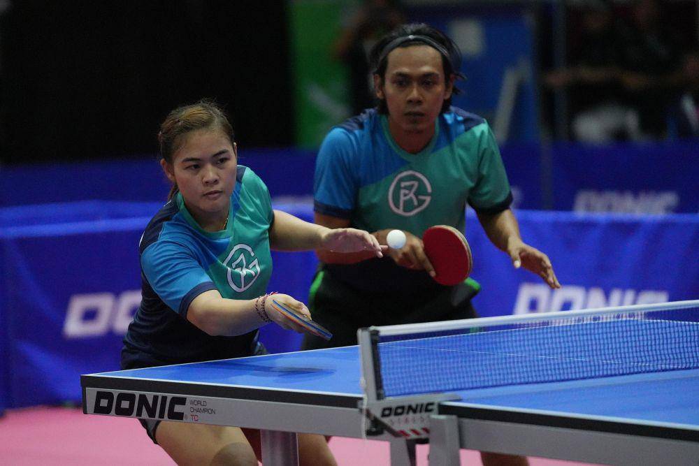Ganda campuran tenis meja Bali Sisca Pratiwi dan Komang Sugita mengembalikan bola kearah lawannya ganda campuran Jawa Timur Affan Mauludana Pratama dan Dwi Oktaviani Sugiarto dalam babak final Tenis Meja Ganda Campuran PON XXI Aceh-Sumut di GOR Angsapura Medan, Minggu (15/9/2024). (PB PON Sumut/Tarmizy Harva)