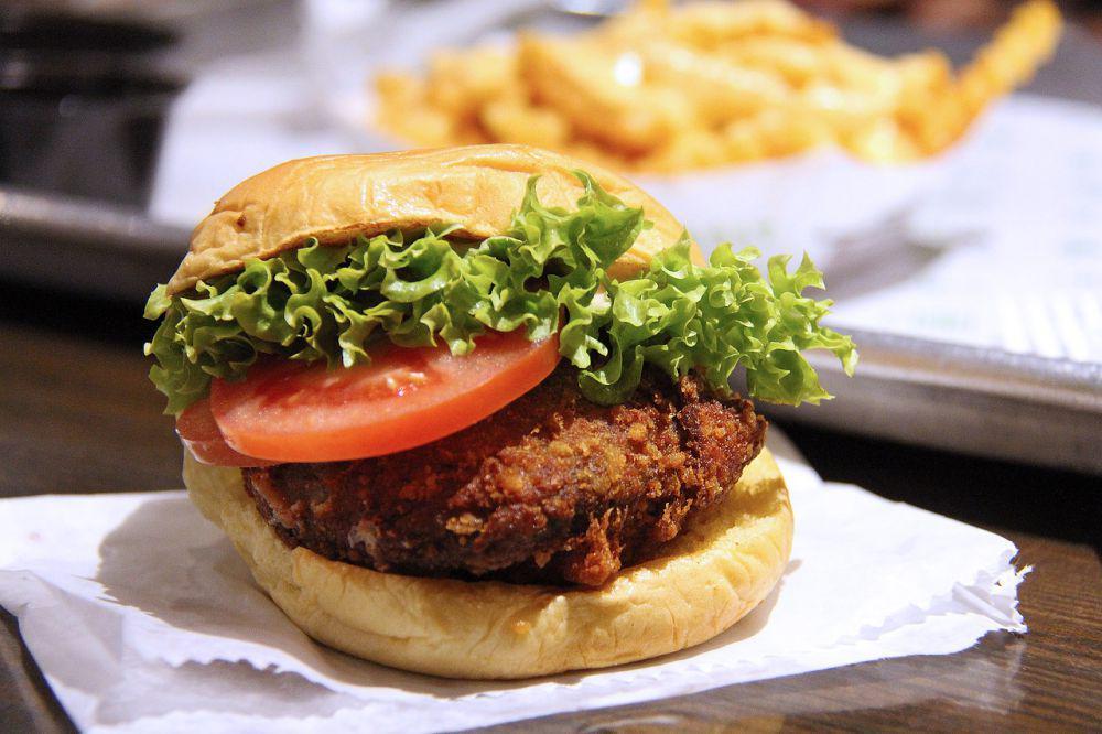 Resep Chicken Burger Barbeque ala Restoran Cepat Saji, Dagingnya Juicy