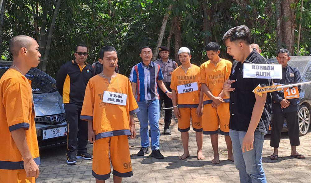 Rekonstruksi kasus pengeroyokan oleh anggota PSHT di Malang. (IDN Times/Rizal Adhi Pratama)