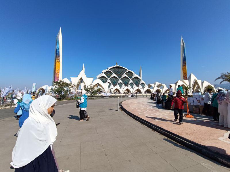 Peringati Maulid Nabi Muhammad, Ribuan Warga Padati Masjid Al-Jabbar
