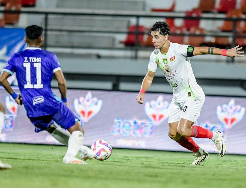 Aksi pemain Persebaya, Bruno Moreira saat dijaga pemain Persita, Toha. Instagram @officialpersebaya.